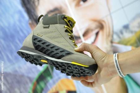 Gore präsentierte die neueste "Gore-Tex Surround" Technologie. Der erste Schuh, der auch durch die Sohle atmen kann. Diese einzigartige Konstruktion mit seitlicher Belüftung sorgt für trockenere Füße, da der Fußschweiß  noch schneller vom Fuß wegtransportiert wird.